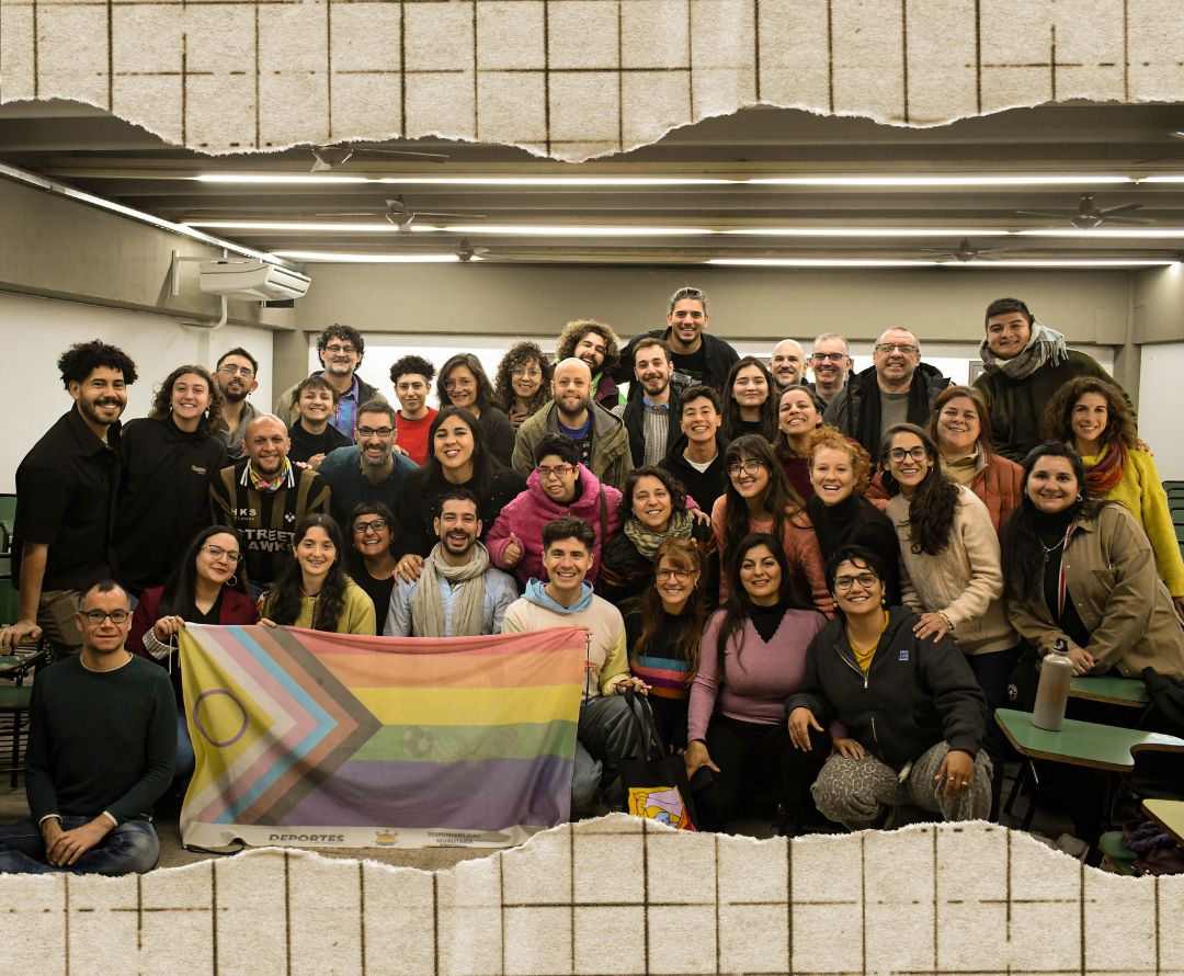 Foto grupal de integrantes de REDINSEX con una bandera del orgullo, al cierre del 2° Congreso